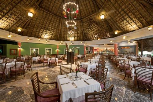 Un restaurant u otro lugar para comer en Iberostar Cozumel - All Inclusive