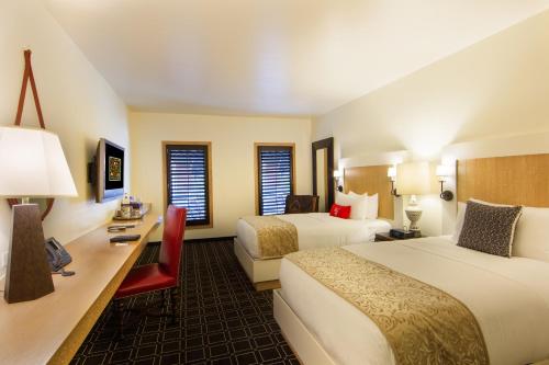 Postel nebo postele na pokoji v ubytování Hotel Valencia Santana Row