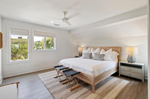 Un dormitorio blanco con una cama y dos ventanas. en MW4205: 4205 Mariners Watch, en Kiawah Island