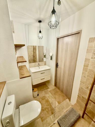 a bathroom with a toilet and a sink at Suite appartement in Châteaurenard
