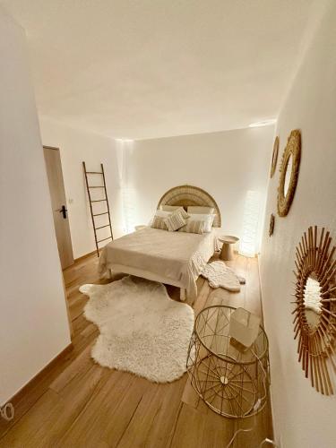 a white bedroom with a bed and a mirror at Suite appartement in Châteaurenard