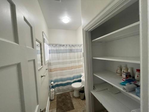 Wolfville Veranda Suite 1 Downtown Vibrancy في ولف فيل: حمام صغير مع مرحاض ودش