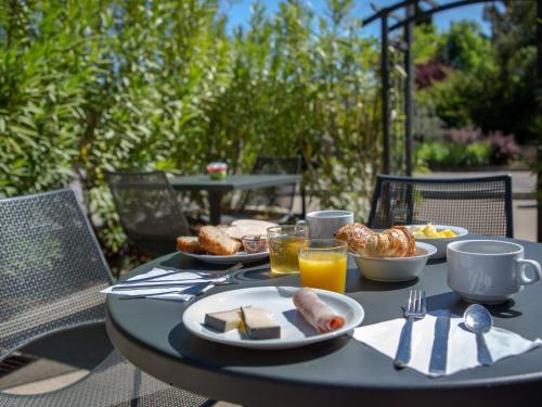 a table with food and drinks and a plate of food at ibis budget Brignoles Provence in Brignoles