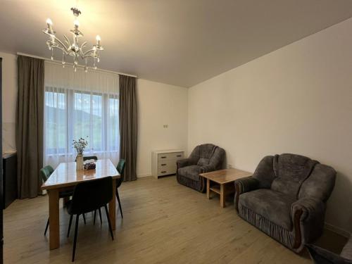 a living room with a table and a dining room at Toon 33 in Koghb