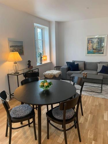 un salon avec une table, des chaises et un canapé dans l'établissement F27-S 4 people, 4 bedrooms, fully furnished, à Aalborg