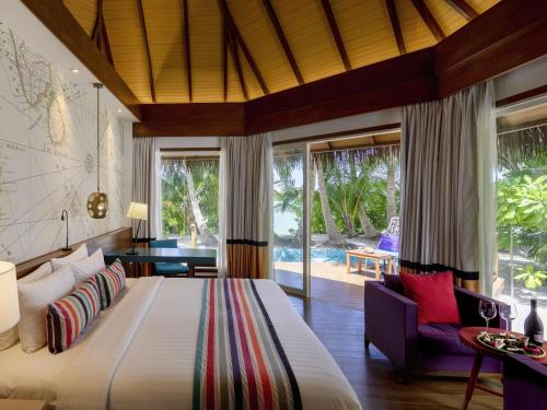 Un pat sau paturi într-o cameră la Mercure Maldives Kooddoo - Adults - Only Escape - 50 percent off Transfers
