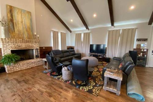 Una sala de estar llena de muebles y una chimenea. en Rider's Lodge, en Huntsville