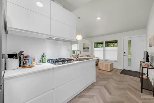 eine Küche mit weißen Schränken und einer Arbeitsplatte in der Unterkunft Cozy studio in quiet area - Yard in Austin