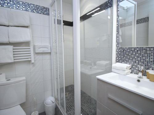 Un baño con ducha, inodoro y lavabo. en Greet Hôtel Dijon Sud Longvic, en Longvic
