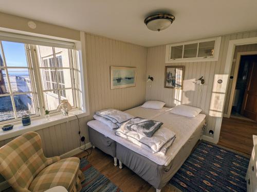 FjäråsにあるSmedsgård Farm Stayのベッドと窓のある寝室