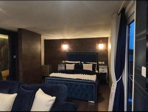 ein Schlafzimmer mit einem Bett und einer Couch in der Unterkunft Mary Queen of Scott's Lodge in Carberry