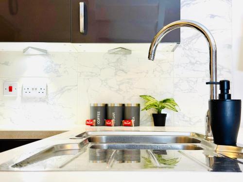Η κουζίνα ή μικρή κουζίνα στο Spacious 5 Bed, Sleeps 10 with Parking, Contractors & Family Haven