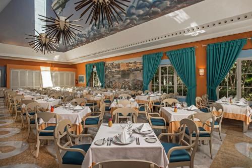 a dining room filled with tables and chairs at Iberostar Selection Paraíso Maya - All Inclusive in Puerto Morelos