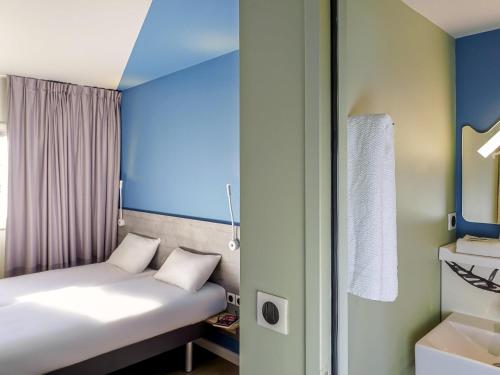 Una cama o camas en una habitación de Ibis Budget Aubenas