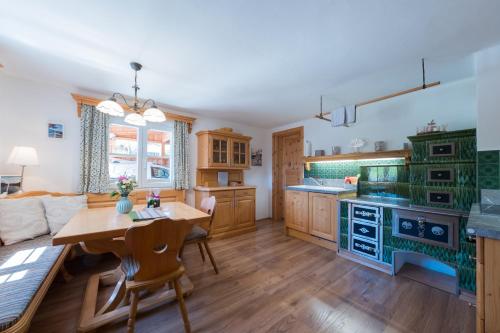 Kuchyň nebo kuchyňský kout v ubytování MaMi s Ferienwohnung Grundlsee