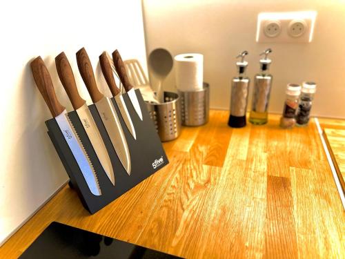 a counter with a bunch of knives on a table at Le QG des Super Héros Marvel in Nevers
