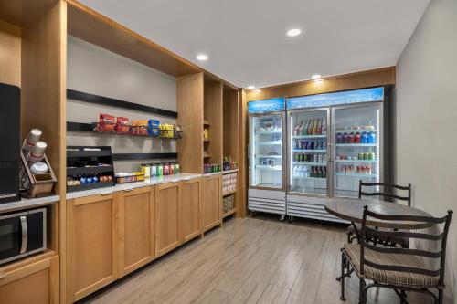 een restaurant met een tafel en een koelkast bij Candlewood Suites San Diego by IHG in San Diego