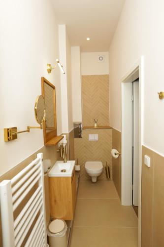 a small bathroom with a toilet and a sink at Apartment am Michel mit Parkplatz in Hamburg