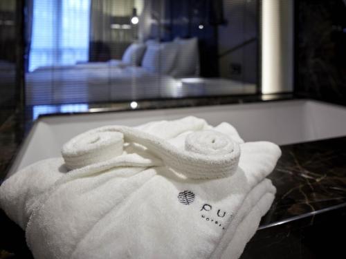 una pila de toallas en una encimera en el baño en Pullman Istanbul Hotel & Convention Center, en Estambul