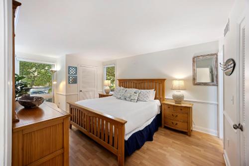 Un dormitorio con una cama y un espejo y una ventana. en PW13105: 13105 Pelican Watch, en Seabrook Island