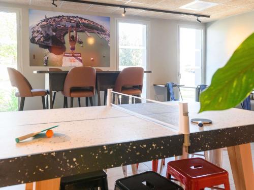a conference room with a table and chairs at Ibis Budget La Rochelle Puilboreau in Puilboreau