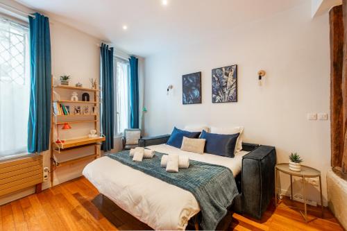 Designer and stylish flat in vibrant Belleville neighborhood near the metro