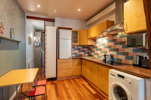 Designer and stylish flat in vibrant Belleville neighborhood near the metro