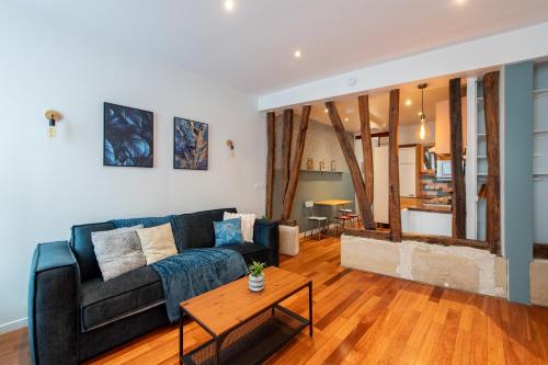 Designer and stylish flat in vibrant Belleville neighborhood near the metro