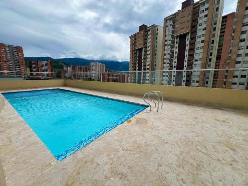 a swimming pool on the roof of a building at Apartamento completo en Sabaneta in Sabaneta