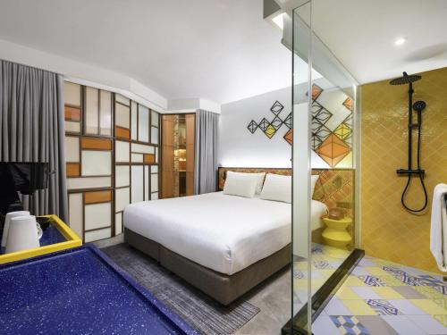 Postel nebo postele na pokoji v ubytování ibis Styles Bangkok Silom