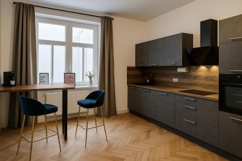 a kitchen with a table and chairs and a window at Exklusive Fewos - 6 SZ - 14 P - 2 Küchen - 4 Bäder - Mitten in Deutschland - Bahnhof & Altstadt fußläufig in Bad Sooden-Allendorf