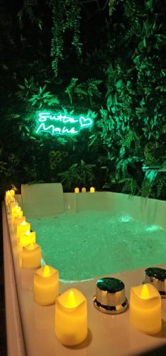 una piscina d'acqua con candele gialle e luci di Suite Mahé a Port-de-Bouc