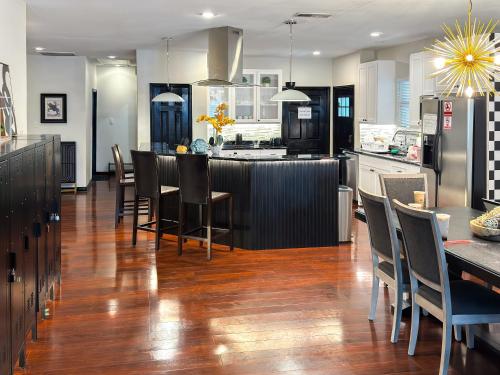 a kitchen and dining room with a table and chairs at Bishop Hostel in Dallas