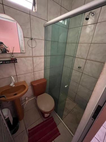 a bathroom with a shower and a toilet and a sink at Quartos privativos no centro de Belém in Belém