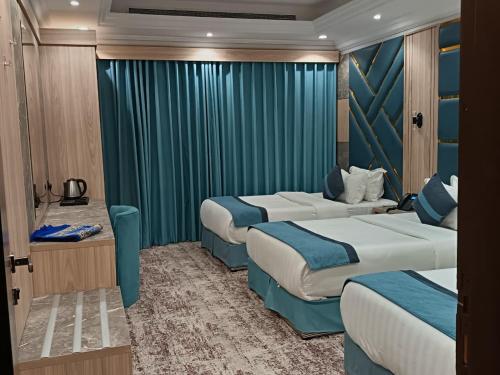 a hotel room with two beds in a room at امواج الحمراء للشقق المخدومة2 in Jeddah