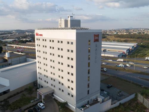 un edificio blanco alto junto a una autopista en ibis Contagem Ceasa, en Contagem