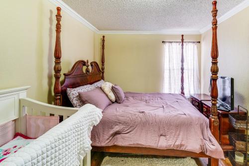 Postel nebo postele na pokoji v ubytování Family Home Near I-80 in Suburban Dallas Sidekick