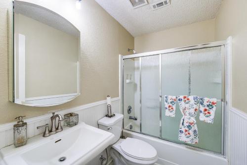 Koupelna v ubytování Family Home Near I-80 in Suburban Dallas Sidekick