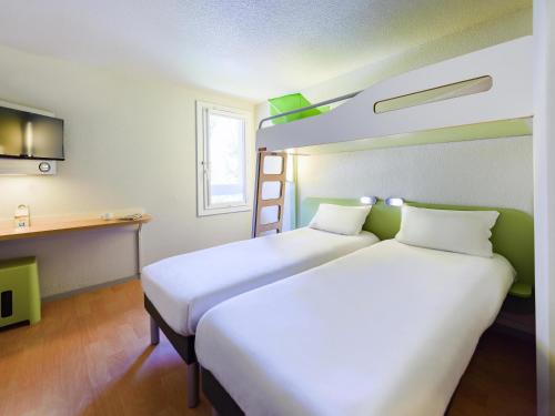 Un pat sau paturi într-o cameră la Ibis Budget Bollene
