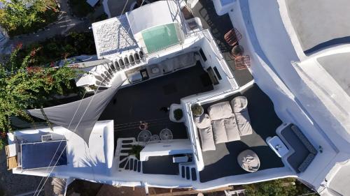 an overhead view of a house with a pool at Otto house - Luxury cave home in Vóthon