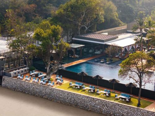 Una vista aérea de una piscina en un resort. en V Villas Hua Hin - MGallery Collection, en Hua Hin