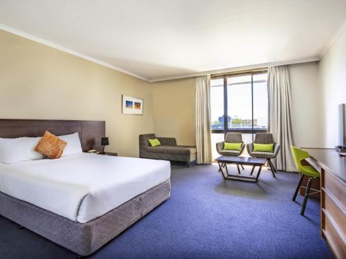 une chambre d'hôtel avec un lit et un salon dans l'établissement ibis Styles Mt Isa Verona, à Mount Isa