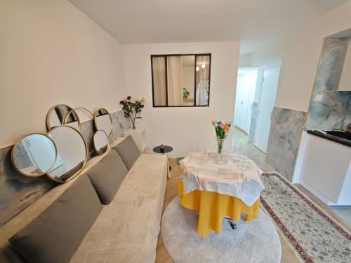 Coin salon dans l'établissement 2 min From Arc de Triomphe Elegant Apartment for 4