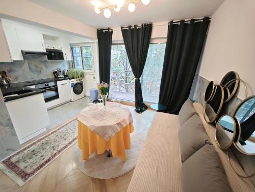 un salon avec une table et une cuisine dans l'établissement 2 min From Arc de Triomphe Elegant Apartment for 4, à Paris