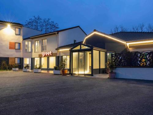 Houdemontにあるgreet Hotel Nancy Sudの正面に看板がある建物