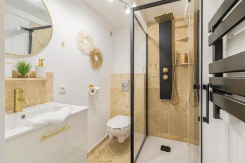 un baño con ducha y WC en T2 MODERNE VUE MER LES SABLETTES CLIM- WiFi- PARKING, en La Seyne-sur-Mer