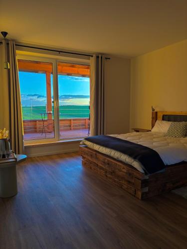 a bedroom with a bed and a view of the ocean at Villa K in Oberlauterbach