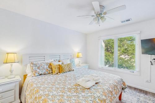 Postel nebo postele na pokoji v ubytování Ketch Court 821