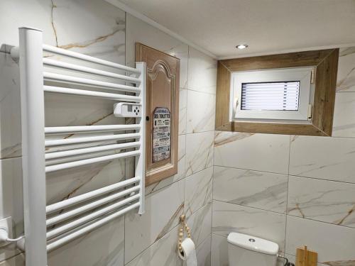 Un baño con inodoro y ventana. en K'Blies57, en Sarreguemines