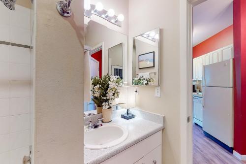 y baño con lavabo y nevera. en Seattle Sojourn, en Seattle